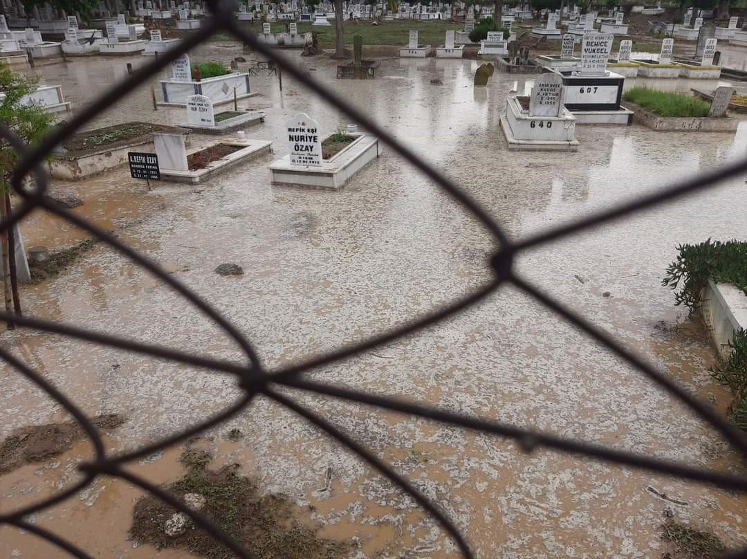 Aydın’daki sağanak yağış mezarlığı su içerisinde bıraktı