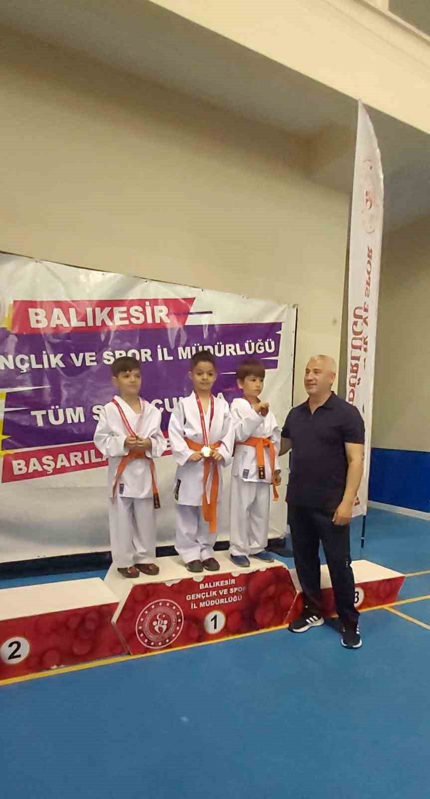 Edremitli karateciler göz doldurdu