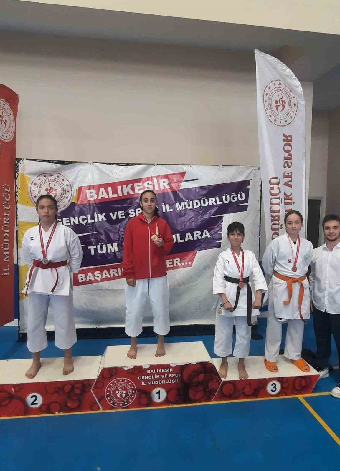 Edremitli karateciler göz doldurdu