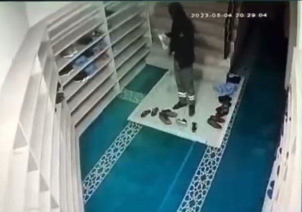 Camide hırsızlık yapan şahıs güvenlik kameralarına yakalandı