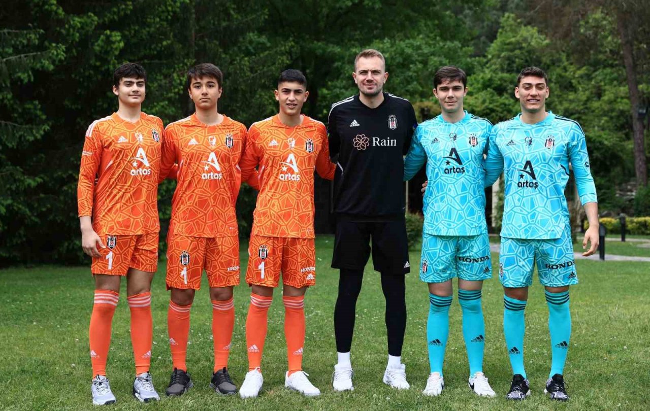 Beşiktaş’ta genç kaleciler, A takım eldivenleri ile buluştu