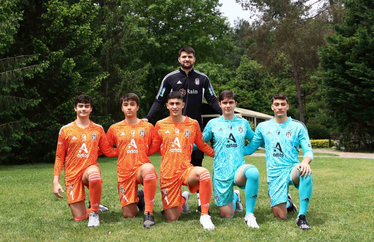 Beşiktaş’ta genç kaleciler, A takım eldivenleri ile buluştu