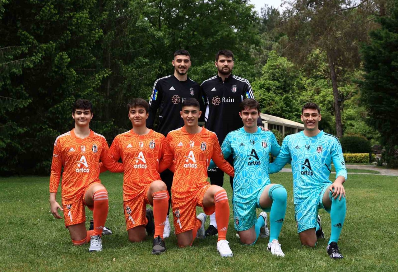 Beşiktaş’ta genç kaleciler, A takım eldivenleri ile buluştu