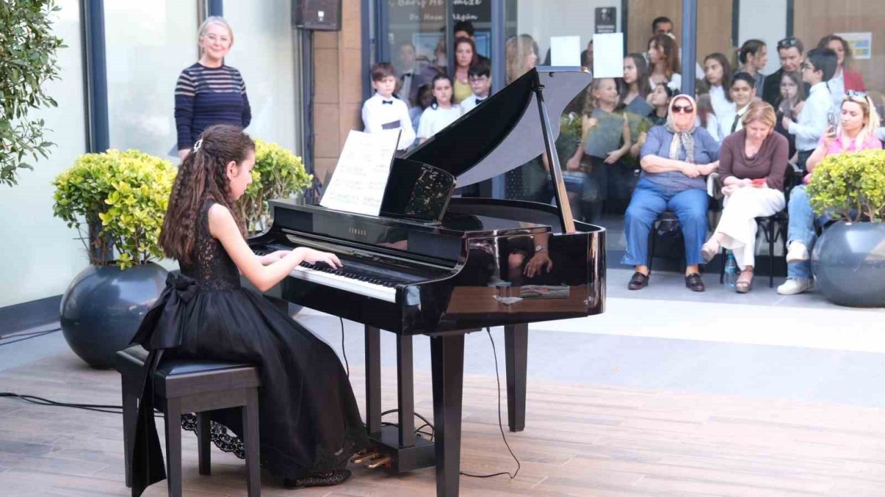 Piyano öğrencilerinden mezuniyet töreninde performans