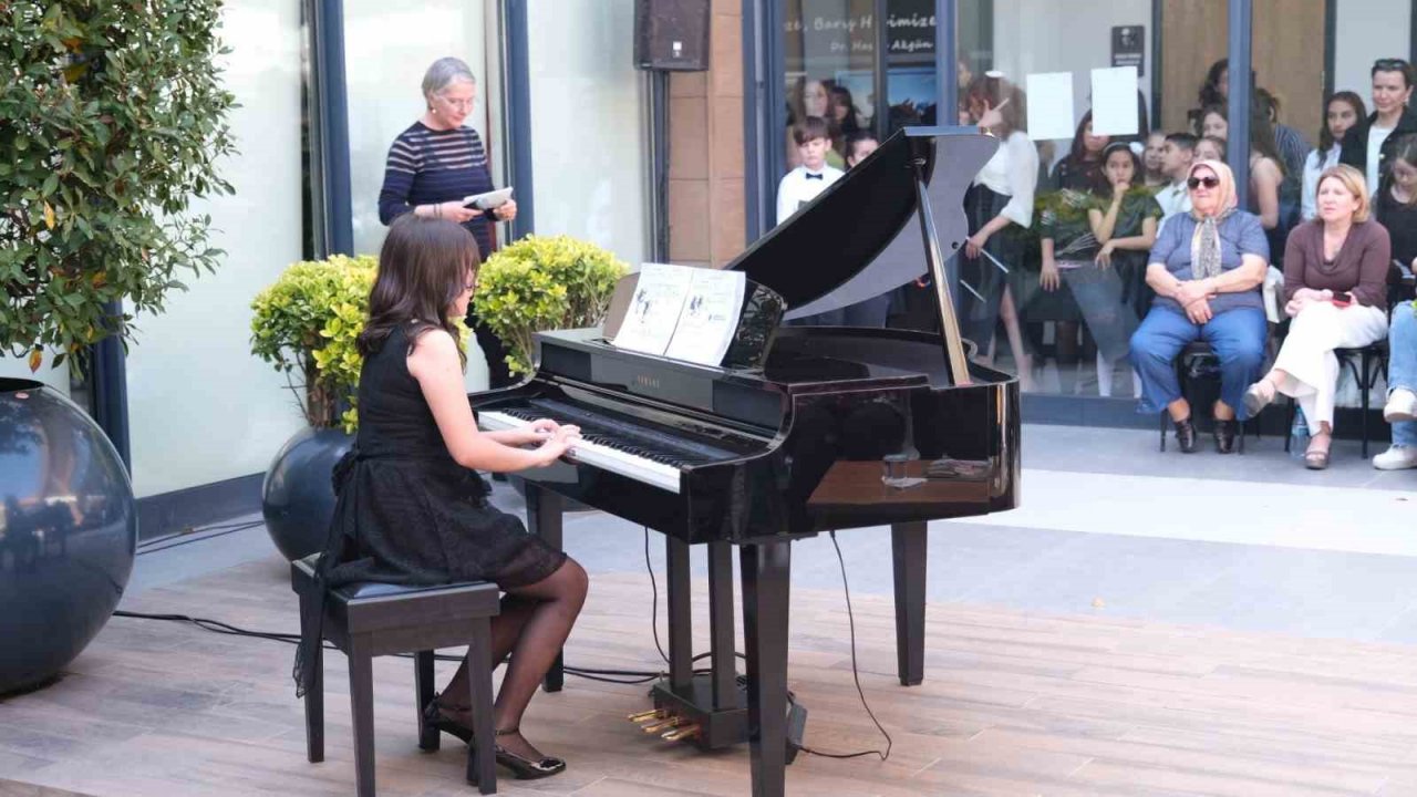 Piyano öğrencilerinden mezuniyet töreninde performans