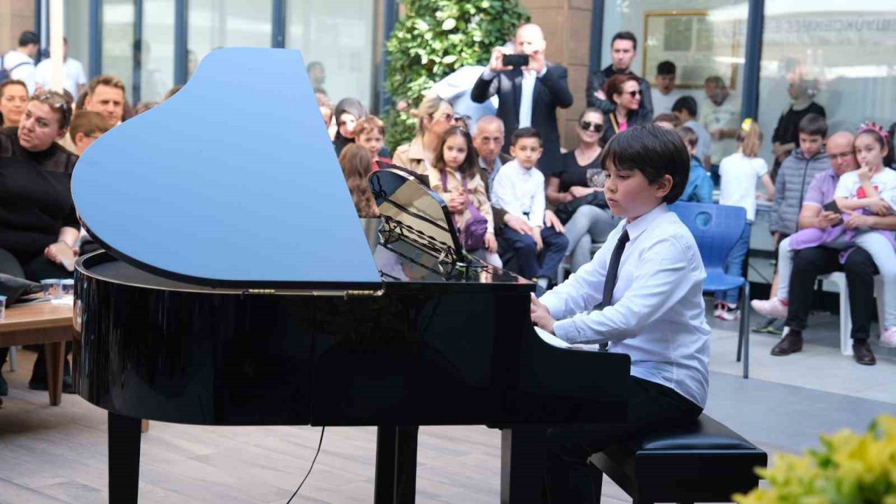 Piyano öğrencilerinden mezuniyet töreninde performans