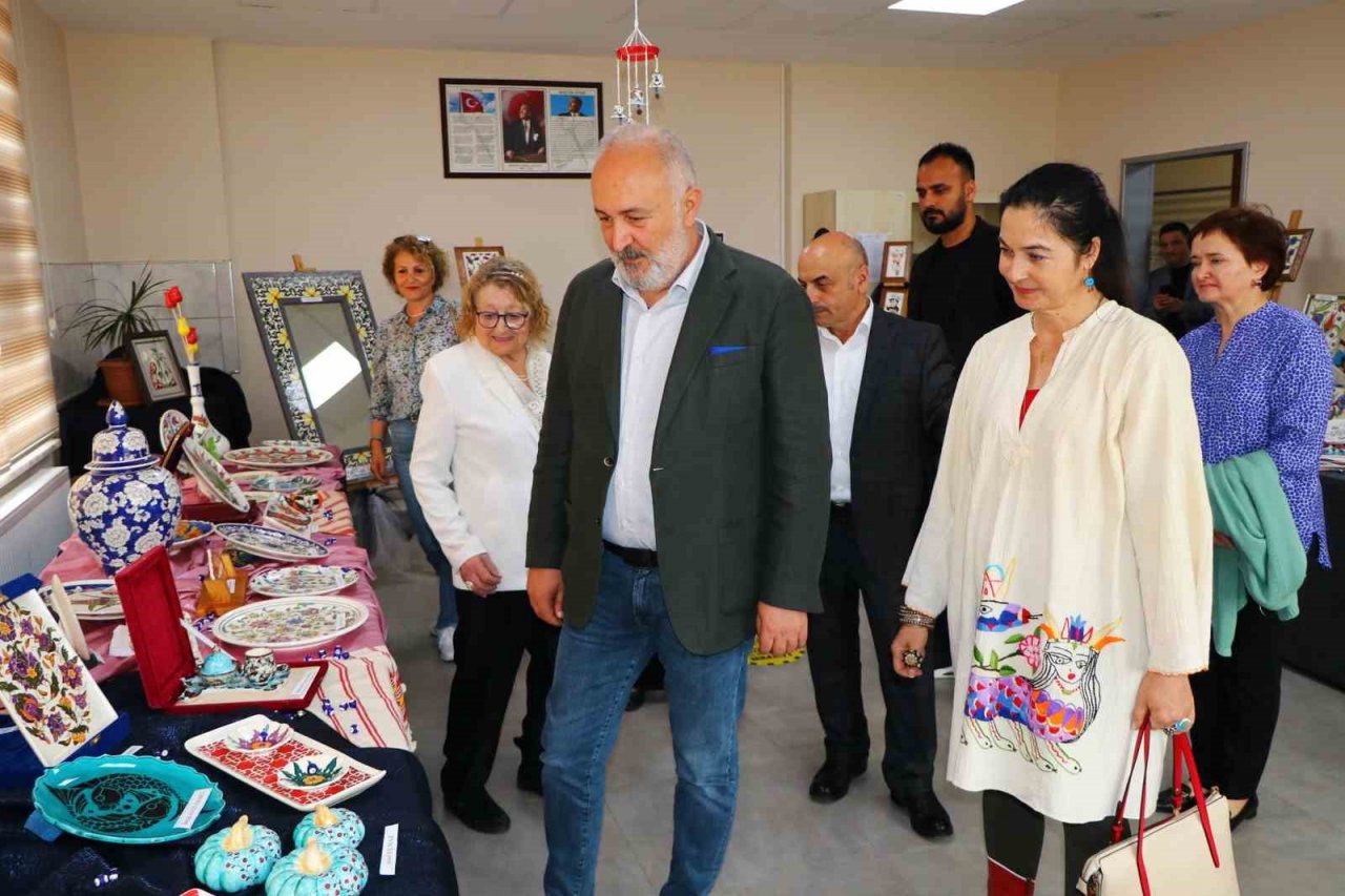 Silpagar, Çiftlikköy Halk Eğitim Merkezi sergisini inceledi