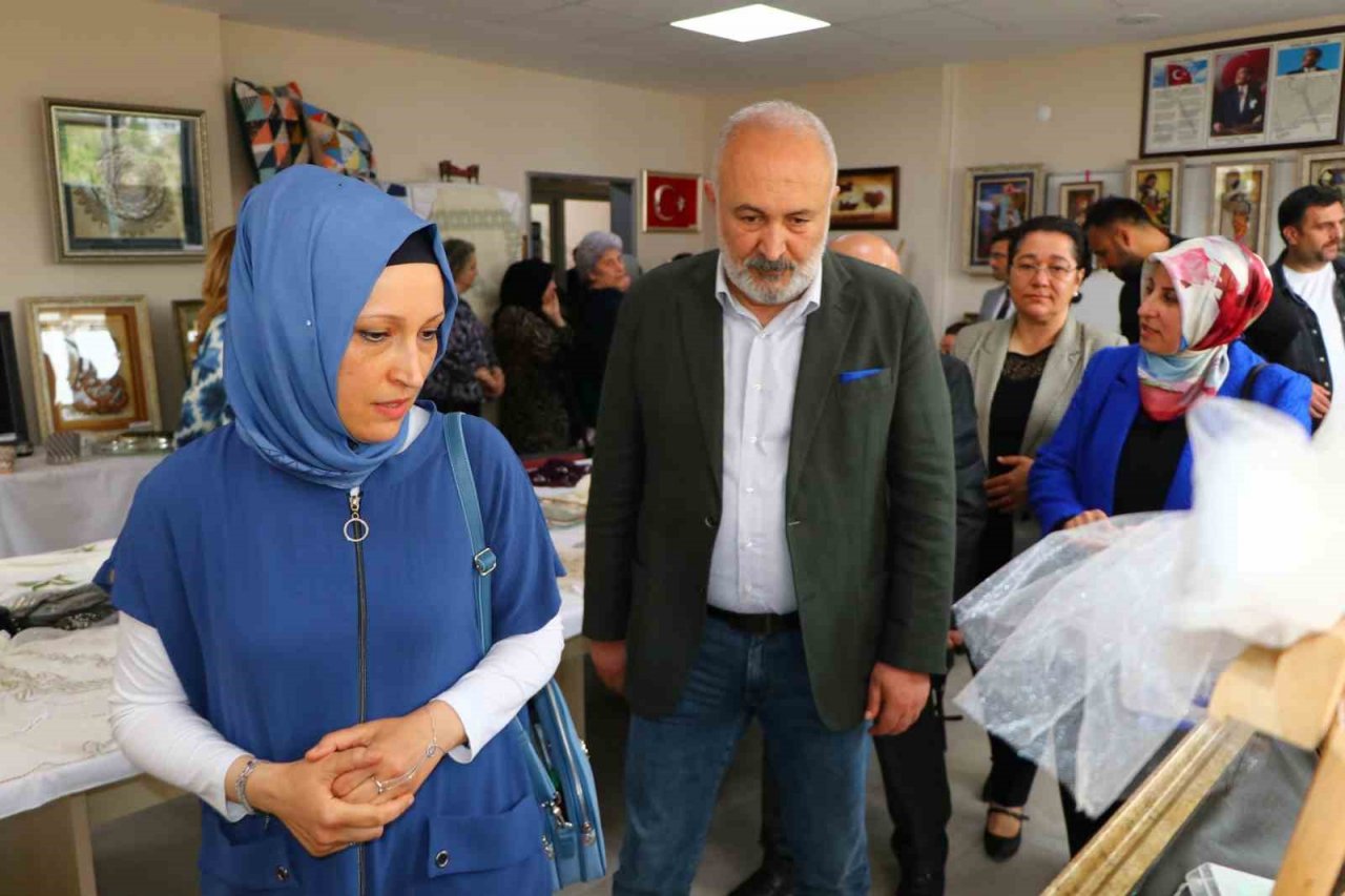 Silpagar, Çiftlikköy Halk Eğitim Merkezi sergisini inceledi