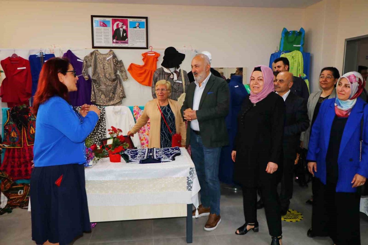 Silpagar, Çiftlikköy Halk Eğitim Merkezi sergisini inceledi