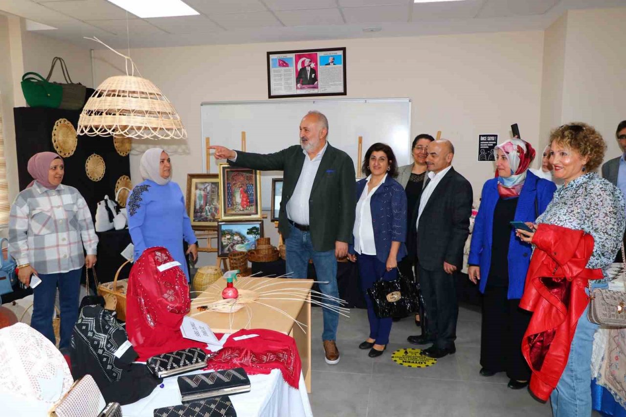 Silpagar, Çiftlikköy Halk Eğitim Merkezi sergisini inceledi