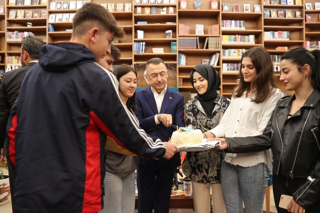 Cumhurbaşkanı Yardımcısı Fuat Oktay, Başkent Millet Bahçesi’nde gençlerle bir araya geldi