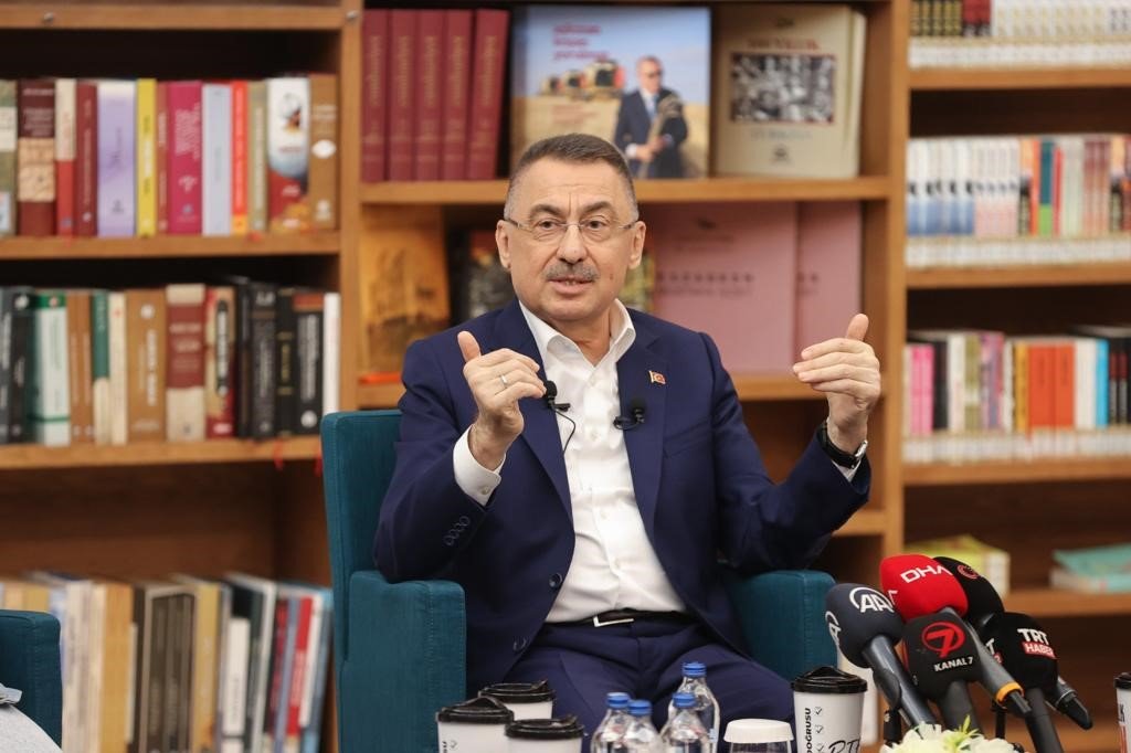 Cumhurbaşkanı Yardımcısı Fuat Oktay, Başkent Millet Bahçesi’nde gençlerle bir araya geldi