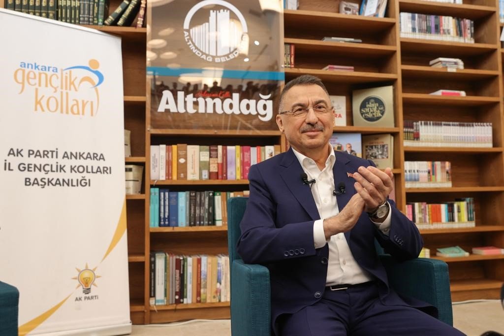 Cumhurbaşkanı Yardımcısı Fuat Oktay, Başkent Millet Bahçesi’nde gençlerle bir araya geldi