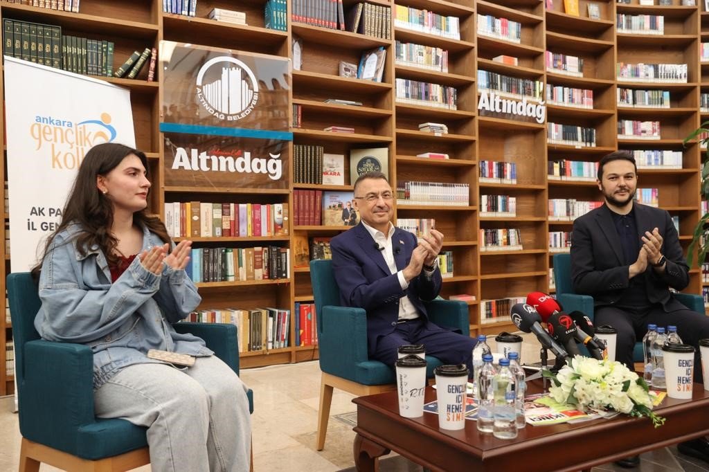 Cumhurbaşkanı Yardımcısı Fuat Oktay, Başkent Millet Bahçesi’nde gençlerle bir araya geldi