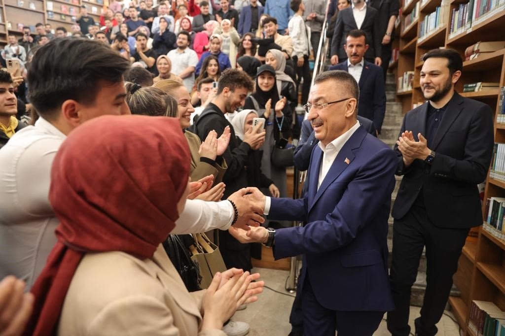 Cumhurbaşkanı Yardımcısı Fuat Oktay, Başkent Millet Bahçesi’nde gençlerle bir araya geldi