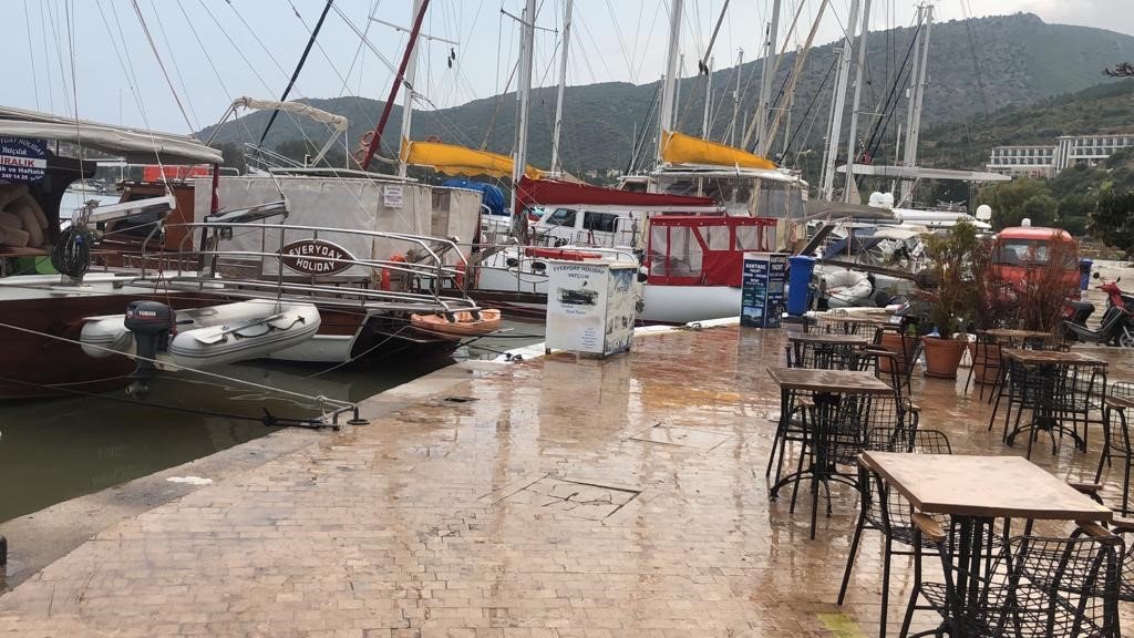 Datça’da sağanak yağmur, denizin rengini değiştirdi