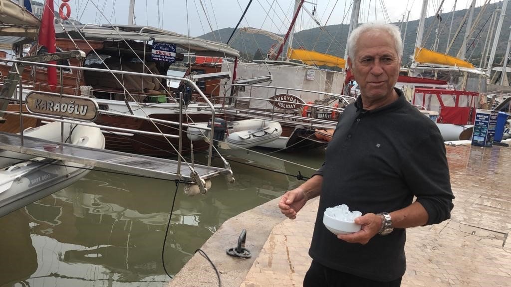 Datça’da sağanak yağmur, denizin rengini değiştirdi