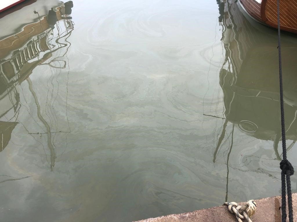 Datça’da sağanak yağmur, denizin rengini değiştirdi