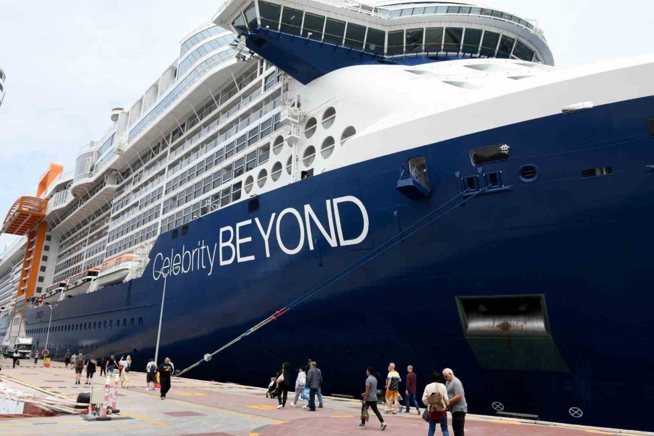 Dev gemi ile Kuşadası’na 2 bin 957 turist geldi