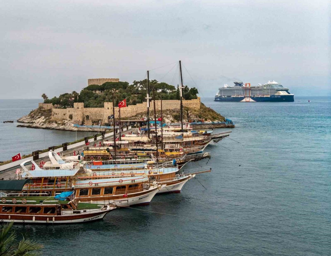 Dev gemi ile Kuşadası’na 2 bin 957 turist geldi