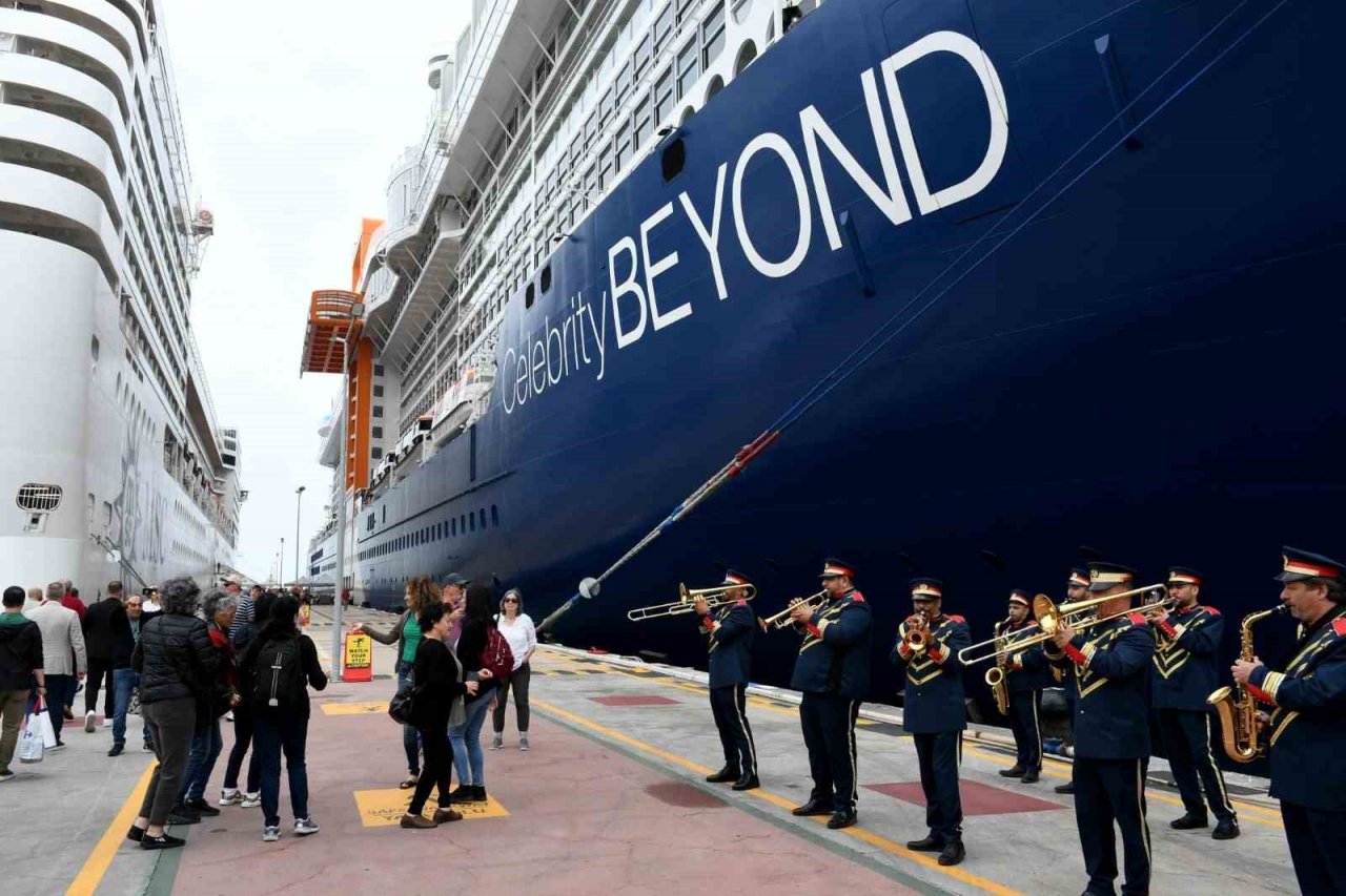 Dev gemi ile Kuşadası’na 2 bin 957 turist geldi