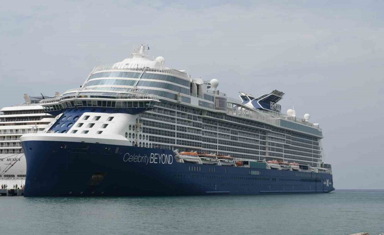 Dev gemi ile Kuşadası’na 2 bin 957 turist geldi