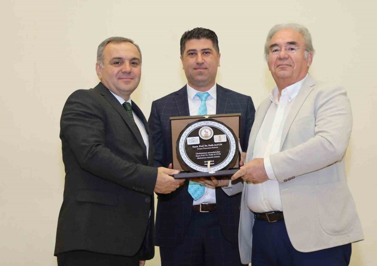 Rektör Altun, mezun olduğu lisenin öğrencileri ile buluştu