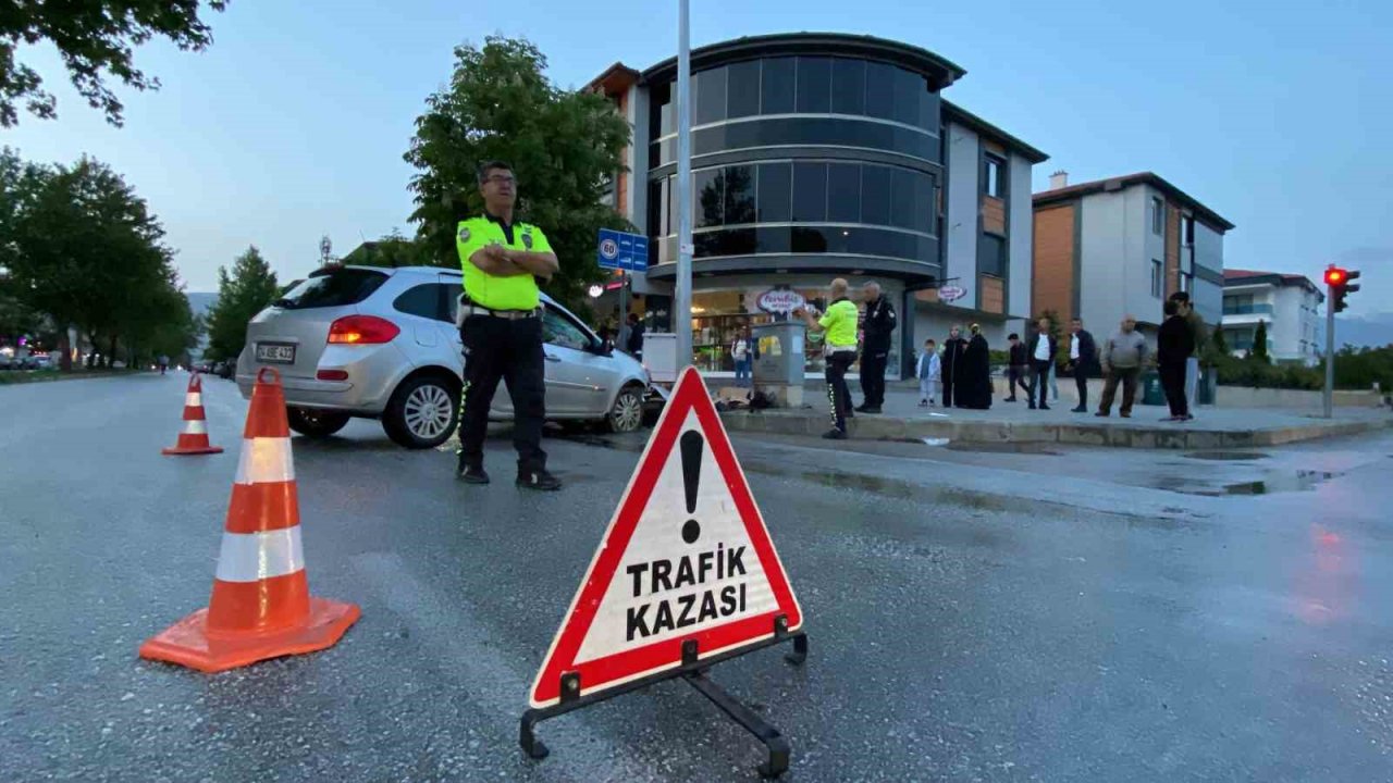 Kayganlaşan yolda kontrolden çıkan otomobil direğe çarptı: 1 yaralı