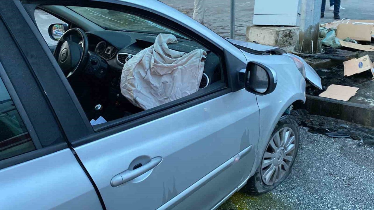 Kayganlaşan yolda kontrolden çıkan otomobil direğe çarptı: 1 yaralı