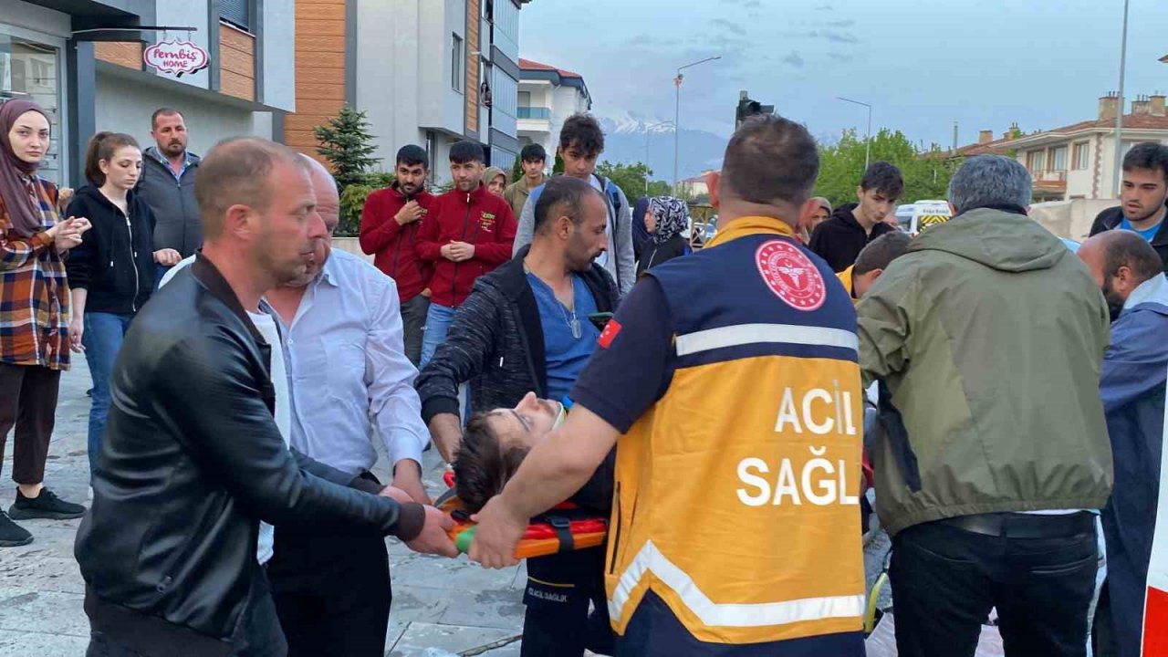 Kayganlaşan yolda kontrolden çıkan otomobil direğe çarptı: 1 yaralı