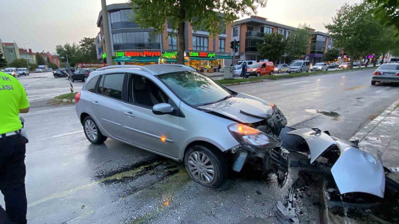 Kayganlaşan yolda kontrolden çıkan otomobil direğe çarptı: 1 yaralı