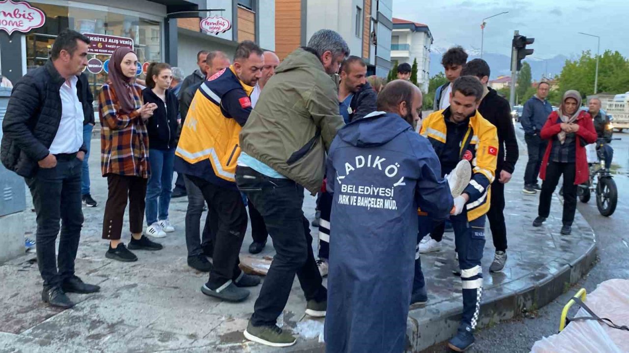 Kayganlaşan yolda kontrolden çıkan otomobil direğe çarptı: 1 yaralı