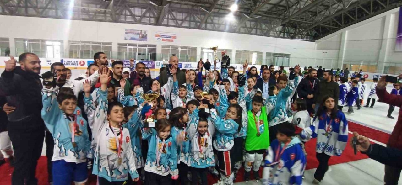 Buz Hokeyi’nde nefesler kesildi