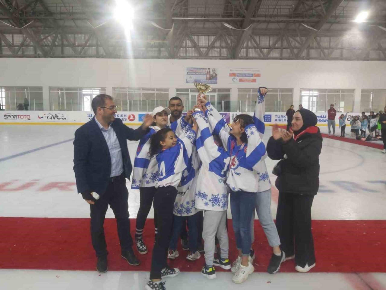 Buz Hokeyi’nde nefesler kesildi