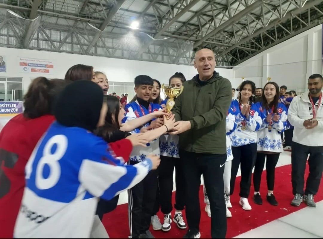 Buz Hokeyi’nde nefesler kesildi