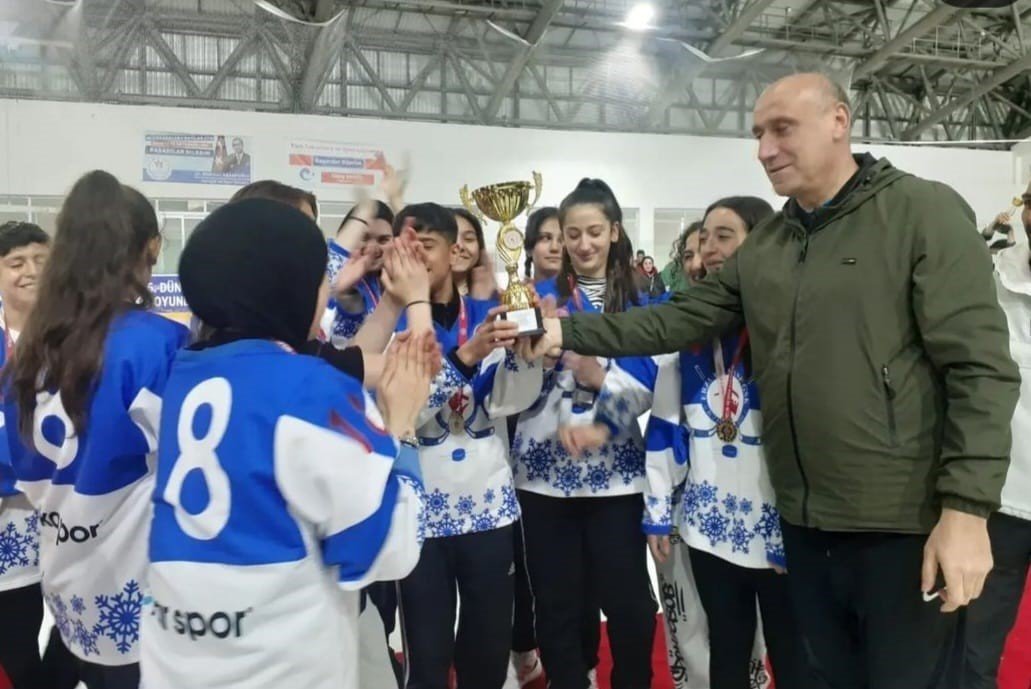 Buz Hokeyi’nde nefesler kesildi