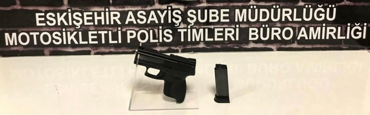 Şüpheli şahıslardan tabanca, tüfek ve uyuşturucu madde ele geçirildi