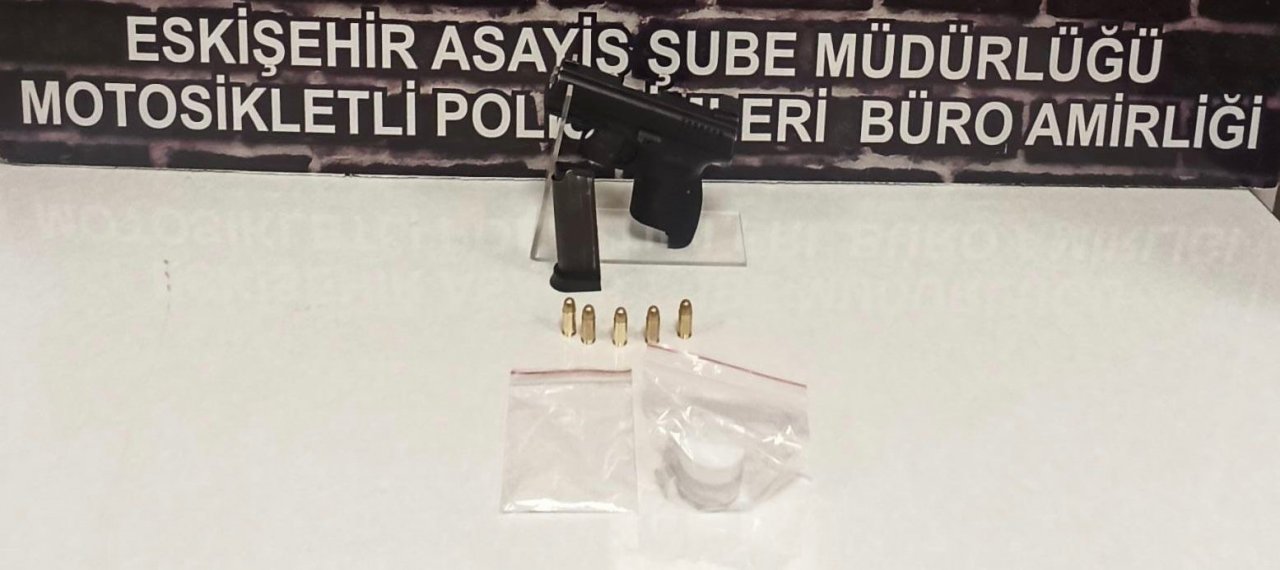 Şüpheli şahıslardan tabanca, tüfek ve uyuşturucu madde ele geçirildi