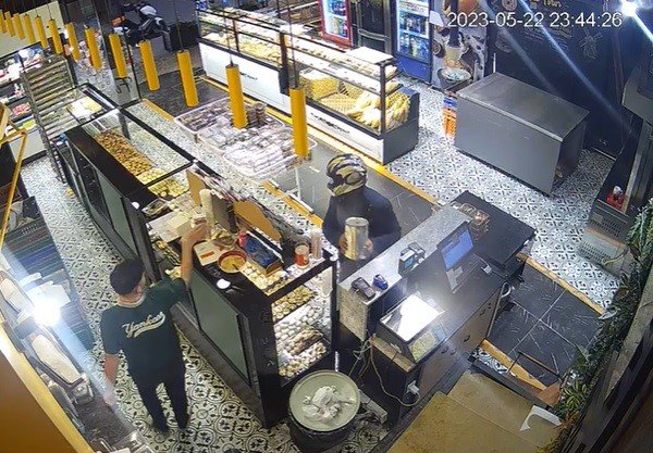 Fırından sadaka kutusu çalan kasklı hırsız kamerada