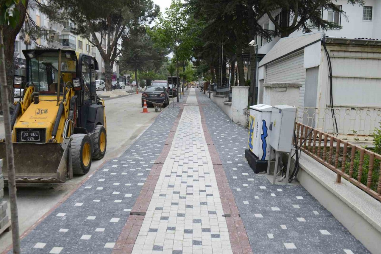 İstasyon Caddesindeki kaldırım yenileme çalışmaları devam ediyor