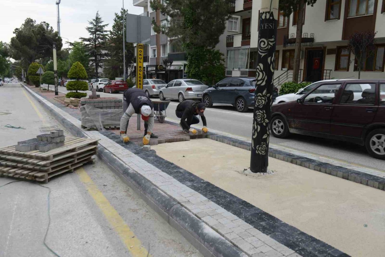 İstasyon Caddesindeki kaldırım yenileme çalışmaları devam ediyor