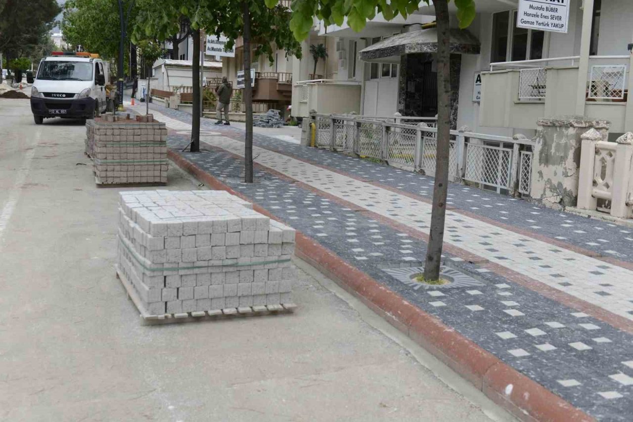 İstasyon Caddesindeki kaldırım yenileme çalışmaları devam ediyor