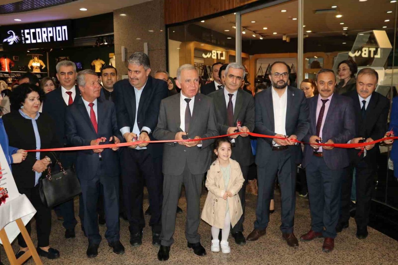 Ortaokul öğrencilerinin yıl boyunca yaptığı resimler, beğeniye sunuldu