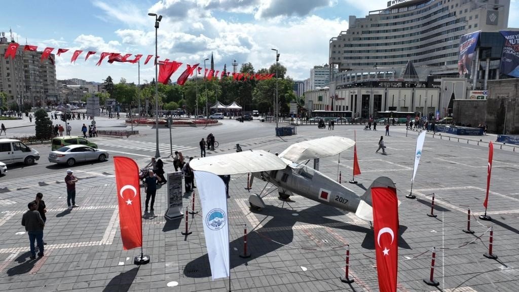 Kayseri’nin ilk uçağını sergileyen Büyükşehir, vatandaşları duygulandırdı