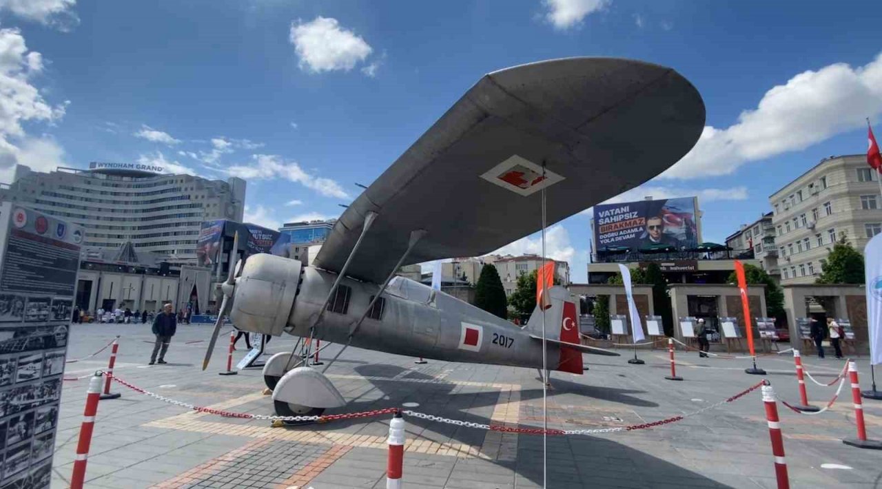 Kayseri’nin ilk uçağını sergileyen Büyükşehir, vatandaşları duygulandırdı