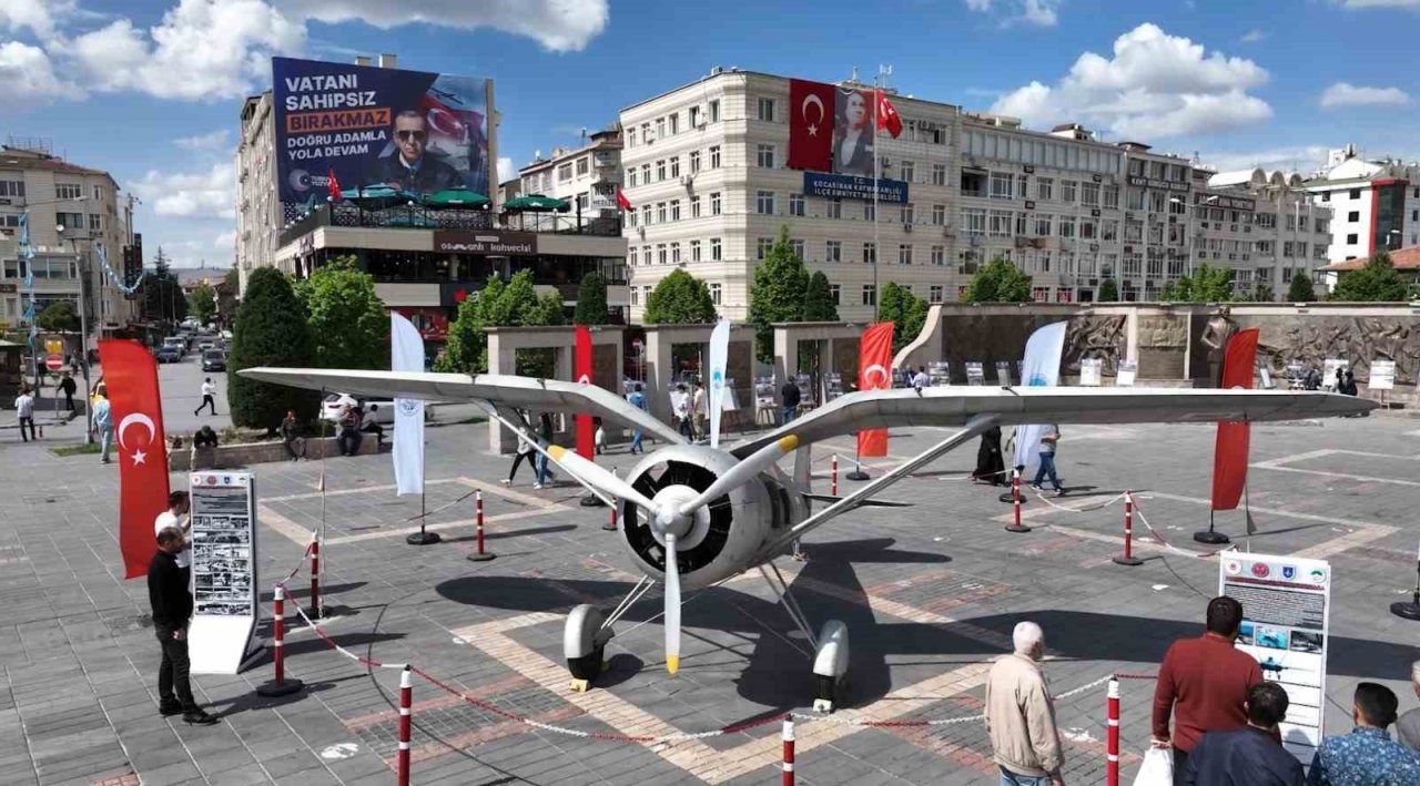 Kayseri’nin ilk uçağını sergileyen Büyükşehir, vatandaşları duygulandırdı