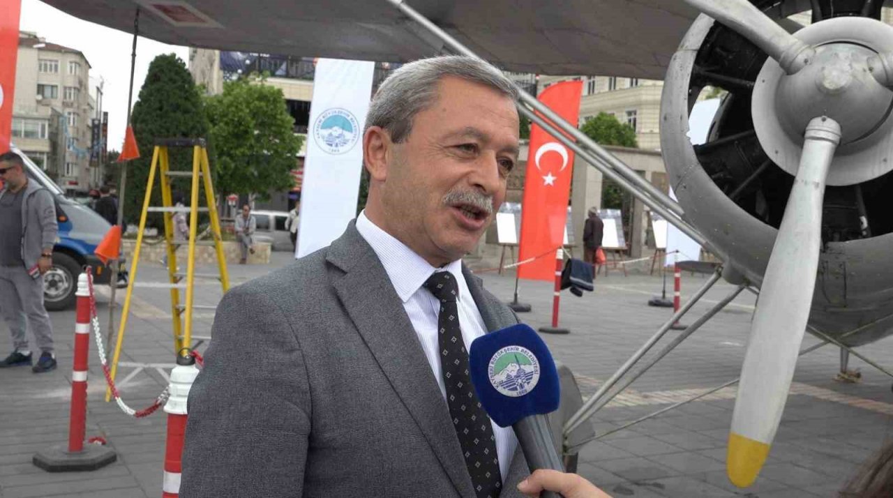 Kayseri’nin ilk uçağını sergileyen Büyükşehir, vatandaşları duygulandırdı