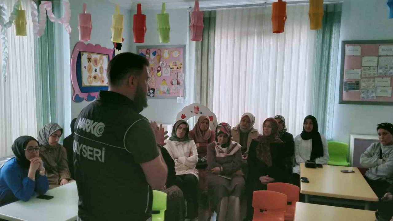 Narkotik polisi vatandaşları uyuşturucu konusunda bilgilendirdi