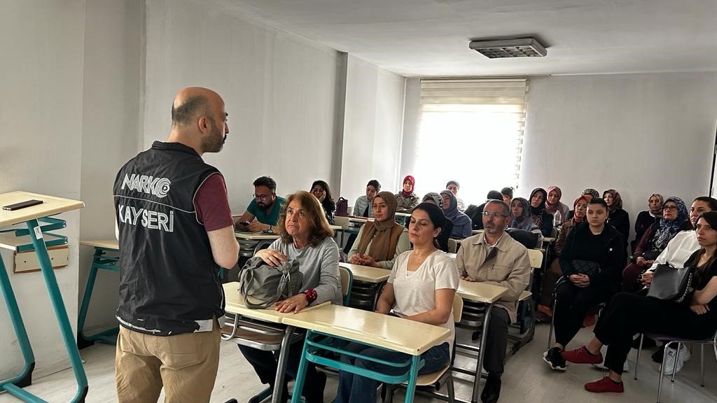 Narkotik polisi vatandaşları uyuşturucu konusunda bilgilendirdi