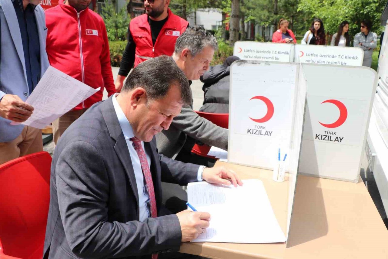 Depremzede vatandaşlardan kan bağışına yoğun ilgi